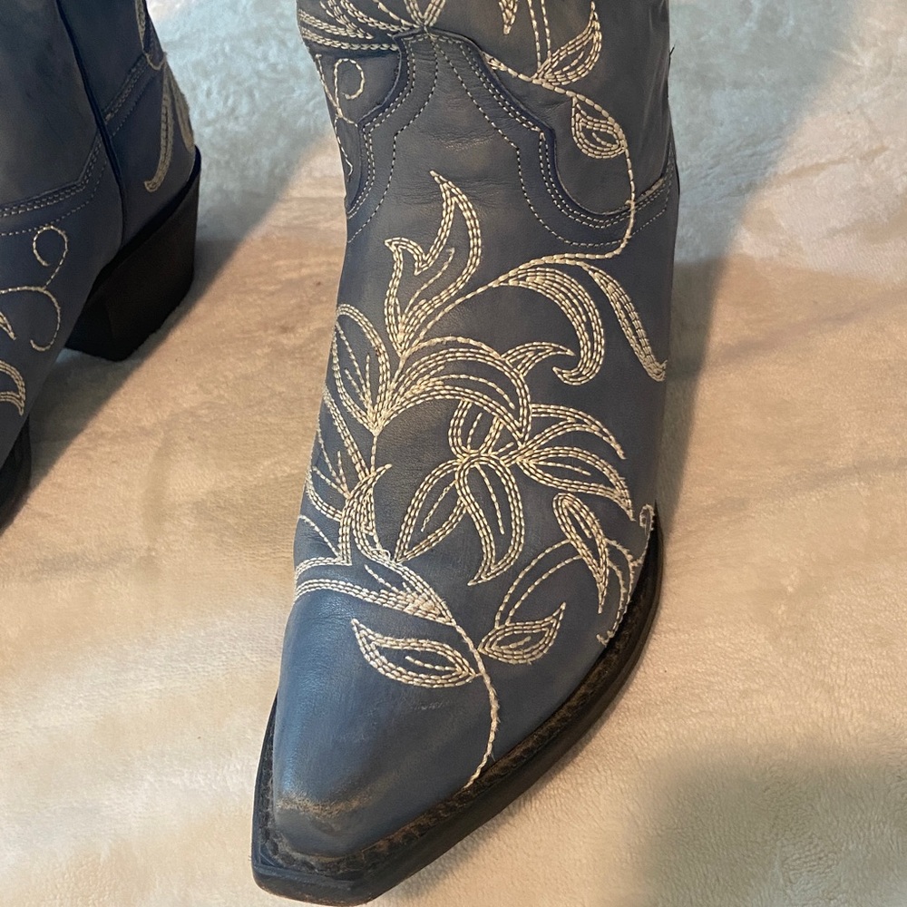 Gorgeous 😍 Dan Post Ladies Blue Cowboy Boots with White Embroidery Size 7 or 7.5 - Picture 14 of 16